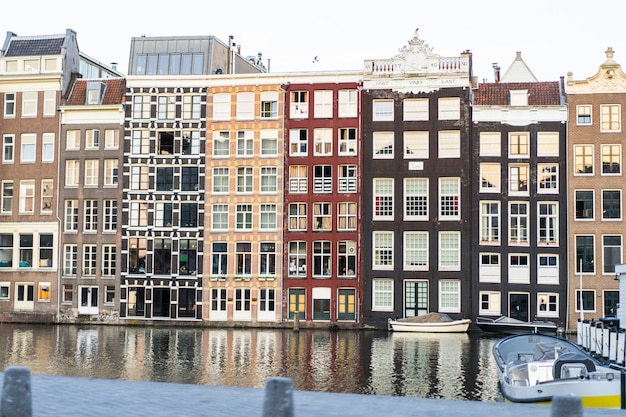 Бесплатное фото Фасады амстердама, окна