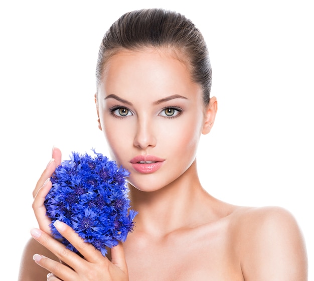 Free photo face of a beautiful girl  with blue posy fild flowers