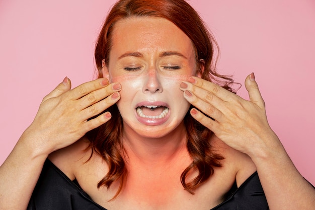 Foto gratuita maschera per il viso linea di abbronzatura sul viso di una donna sconvolta