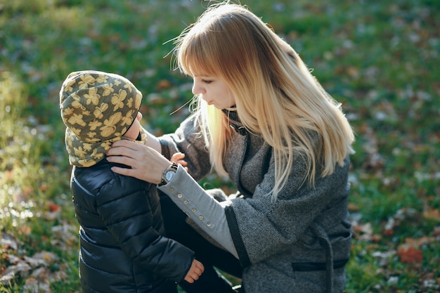 Free photo face mother toddler green childhood