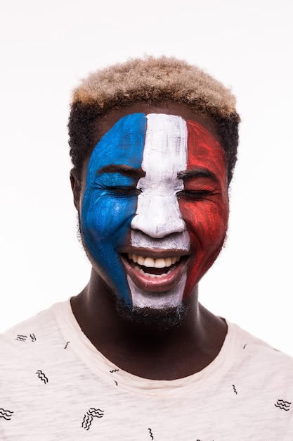 Foto gratuita volto ritratto di felice fan afro supporto squadra nazionale della francia con la faccia dipinta isolato su sfondo bianco