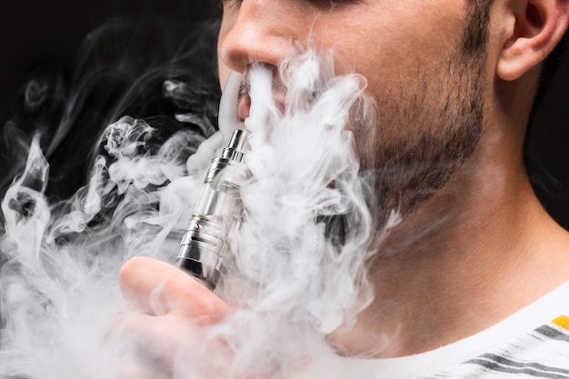 vaping 젊은 남자의 얼굴