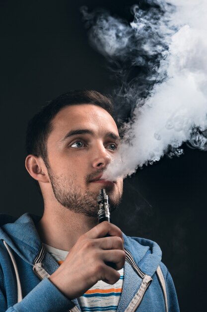 Vaping 젊은 남자의 얼굴