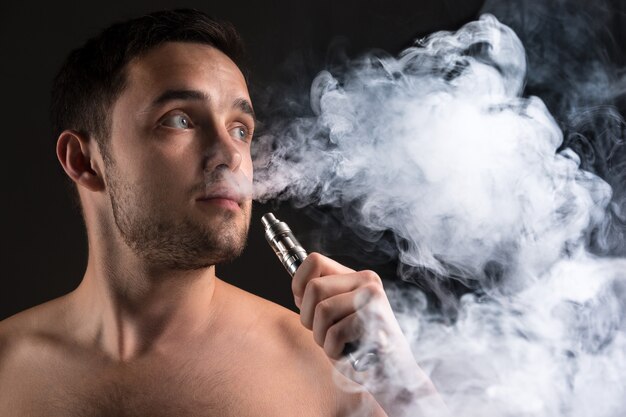 vaping若い男の顔