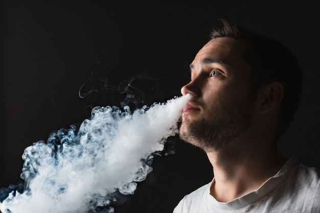 vaping 젊은 남자의 얼굴