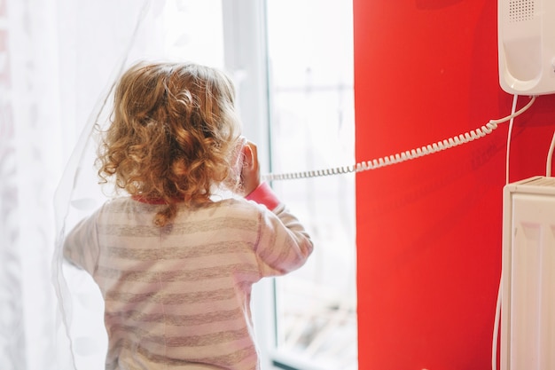 Foto gratuita ragazza senza volto parla al telefono