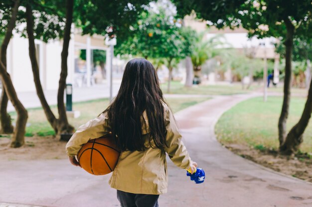 バスケットボールを持つ顔のない女の子