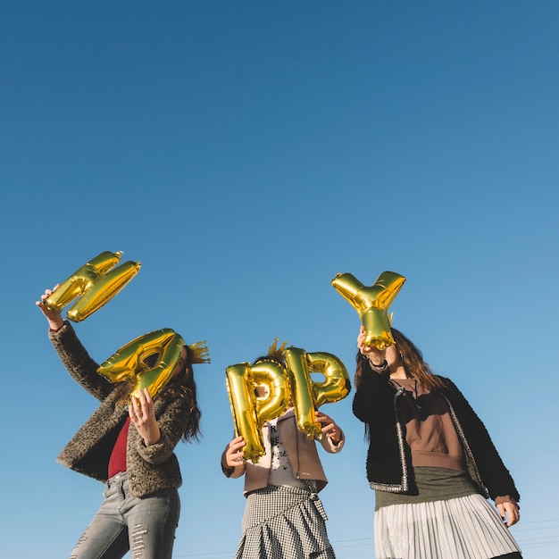 Free photo faceless girls with happy writing