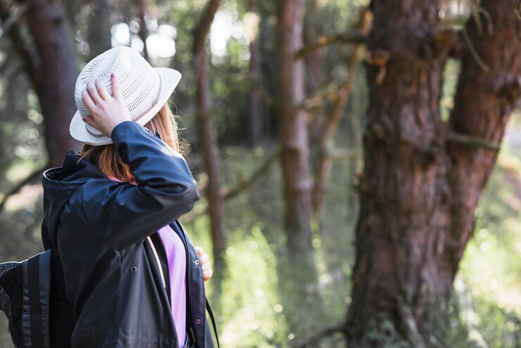 Free Photo faceless tourist looking at tree
