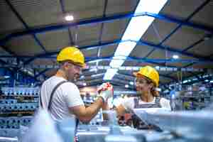 Foto gratuita operai di fabbrica si salutano alla linea di produzione