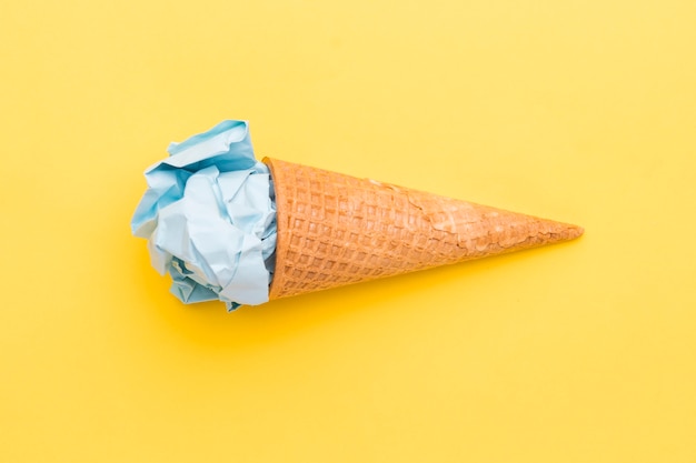 Поддельное голубое мороженое в сахарном рожке