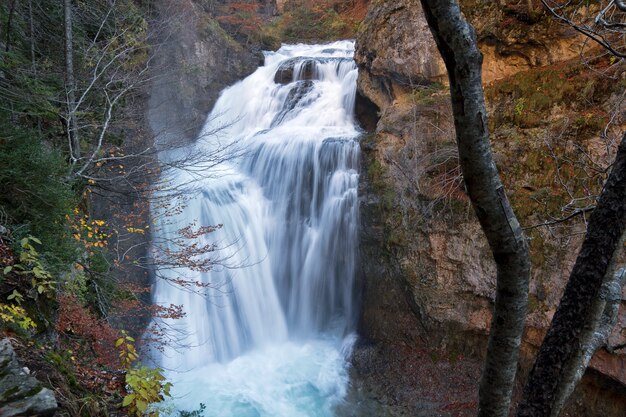 Ordesa National Park、ピレネー、ウエスカ、アラゴン、スペインの滝