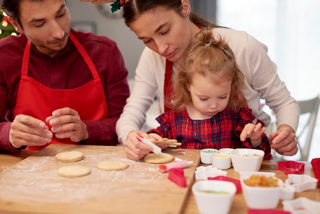 Foto gratuita biscotti di cottura della famiglia a natale