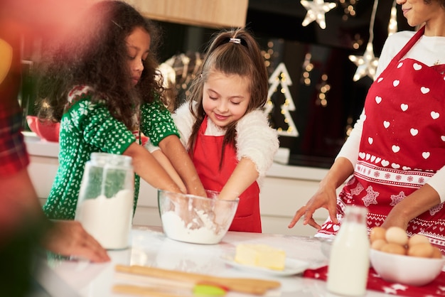 クリスマスの時期に一緒にクッキーを焼く家族