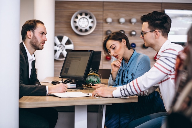 Famiglia comprando un'auto presso un rivenditore