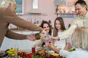 Foto gratuita famiglia festeggia il natale a casa