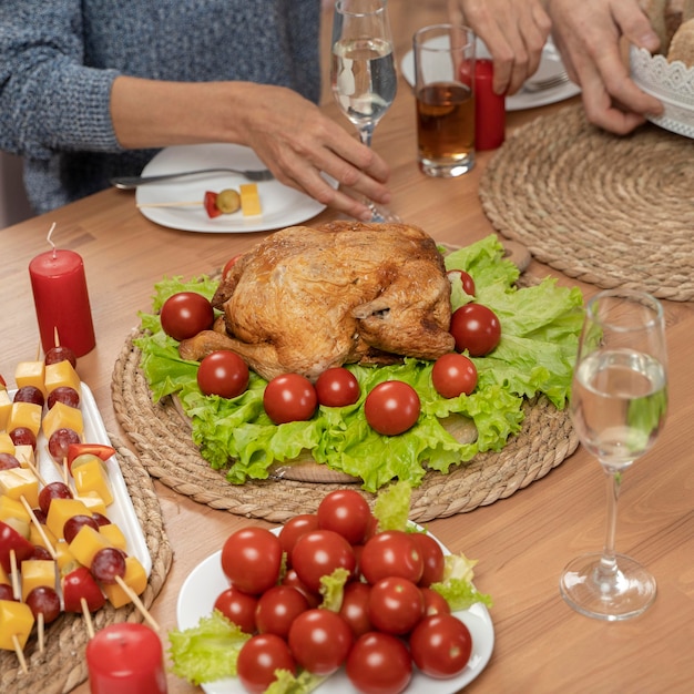 Foto gratuita famiglia festeggia il natale a casa