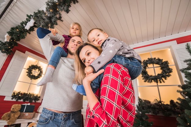 リビングルームでクリスマスを祝う家族