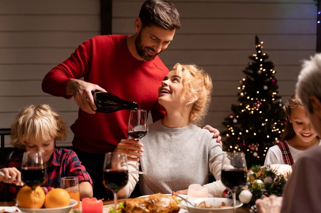 축제 크리스마스 저녁 식사에서 축하하는 가족