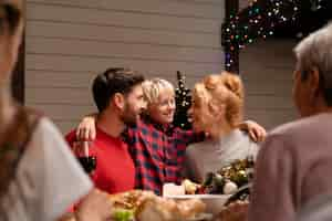 Foto gratuita famiglia che festeggia a una cena di natale festiva