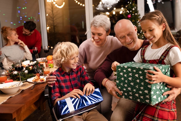 Foto gratuita famiglia che festeggia a una cena di natale festiva