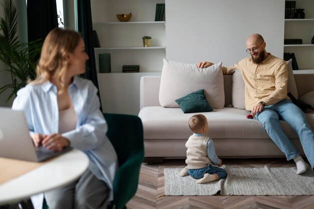 彼の人生の最初の年に子供を祝う家族