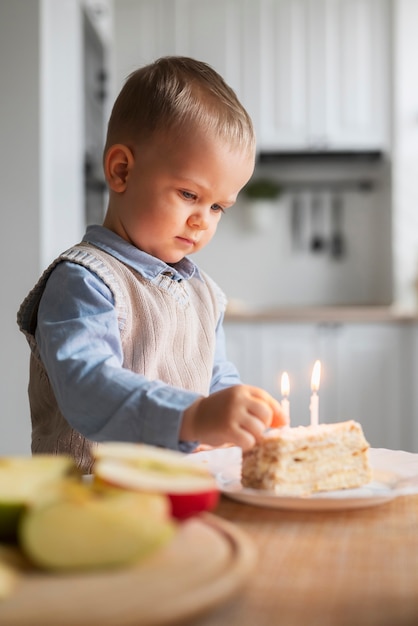 無料写真 彼の人生の最初の年に子供を祝う家族