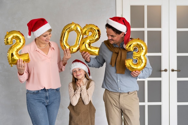 Free photo family celebrating new years eve at home