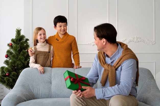 Foto gratuita famiglia che festeggia il capodanno a casa