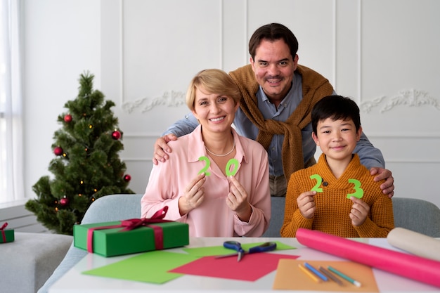 Famiglia che festeggia il capodanno a casa