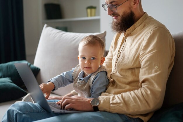 人生の最初の年の家族のお祝いの子供