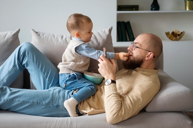 人生の最初の年の家族のお祝いの子供