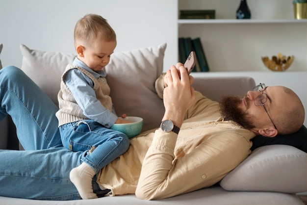 人生の最初の年の家族のお祝いの子供