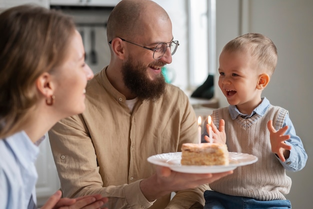 人生の最初の年の家族のお祝いの子供