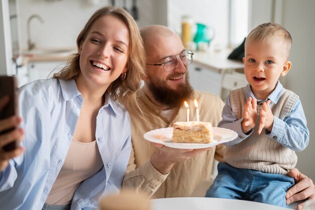 人生の最初の年の家族のお祝いの子供