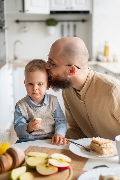 人生の最初の年の家族のお祝いの子供