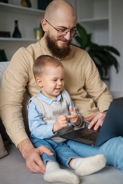 人生の最初の年の家族のお祝いの子供