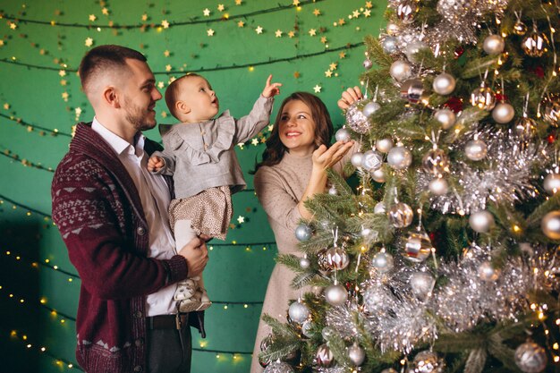 Foto gratuita famiglia a natale dall'albero di natale