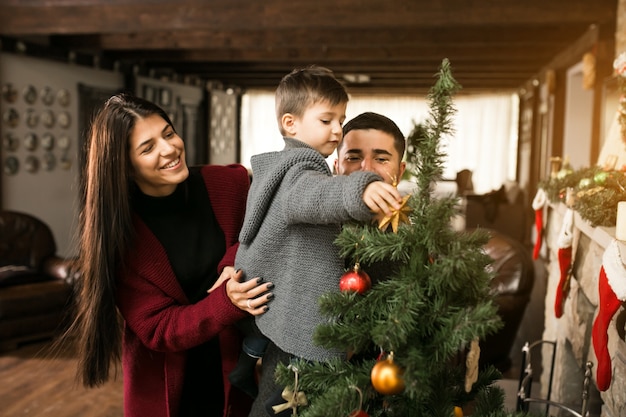 Foto gratuita famiglia a natale accanto all'abete