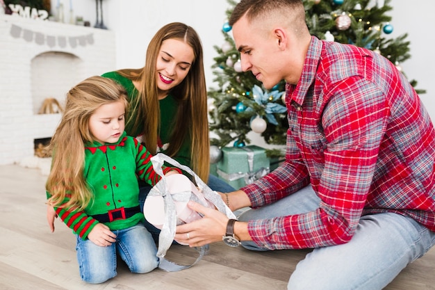 Famiglia e il concetto di natale con i genitori e la figlia