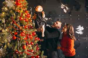 Foto gratuita famiglia sul natale che decora l'albero di natale