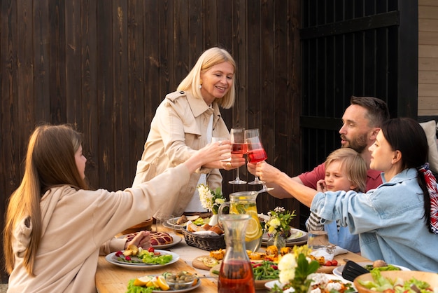 Free photo family clinking glasses medium shot