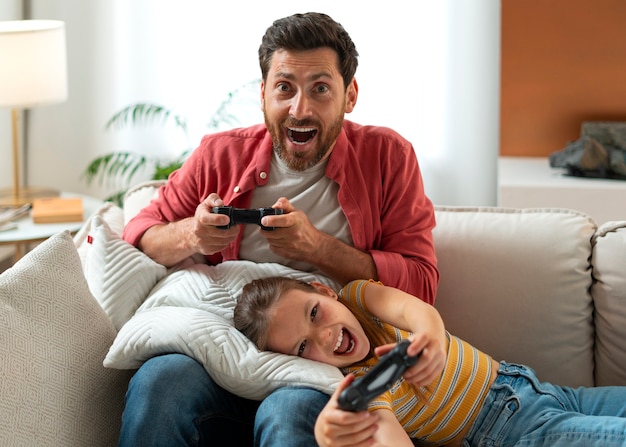 Foto gratuita famiglia che si connette attraverso il gioco
