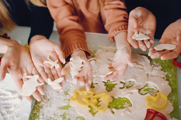 La famiglia cucina l'impasto per i biscotti