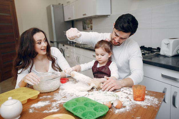 Семья готовит тесто для печенья