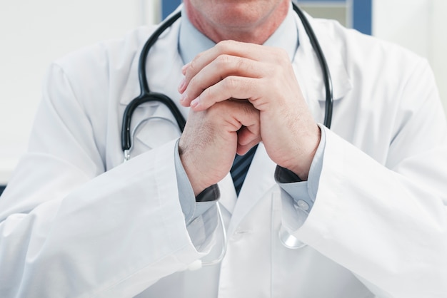 Free photo family doctor in a doctor's office