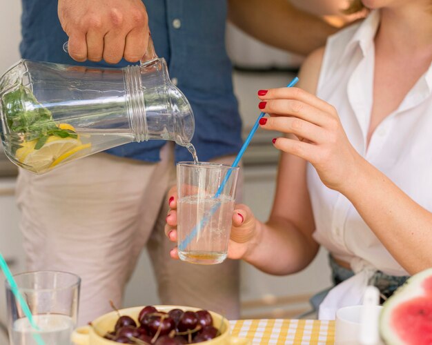 屋外でレモネードを飲む家族