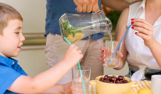 外でレモネードを飲む家族