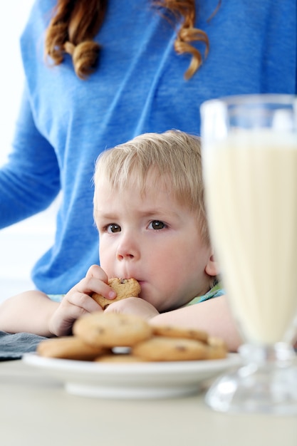 Famiglia durante la colazione