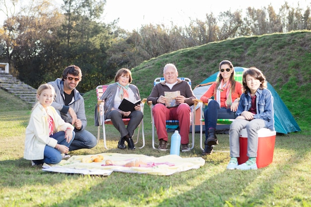 Foto gratuita famiglia campeggio godendo